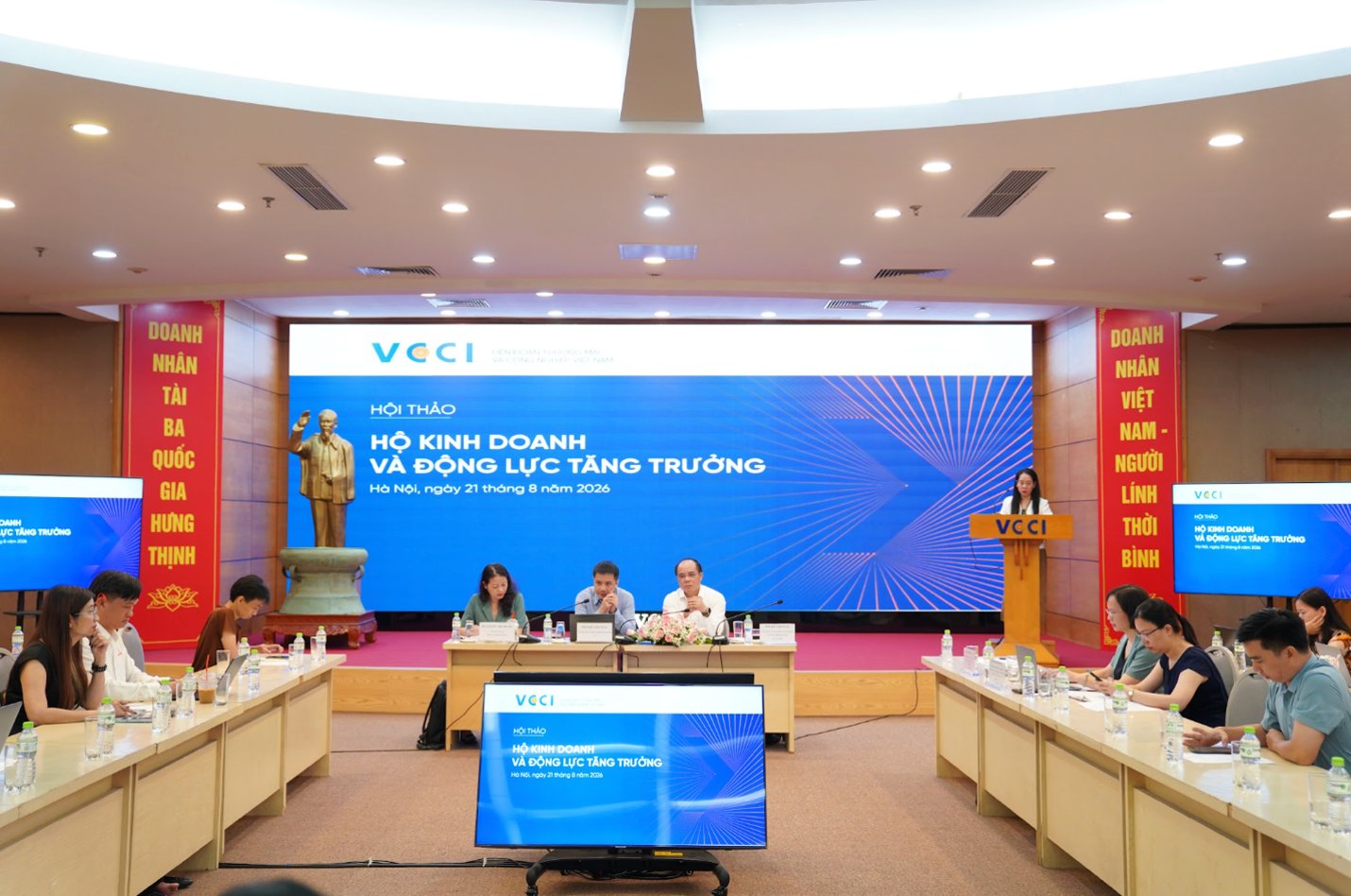 Ban chủ toạ điều h&agrave;nh hội thảo.