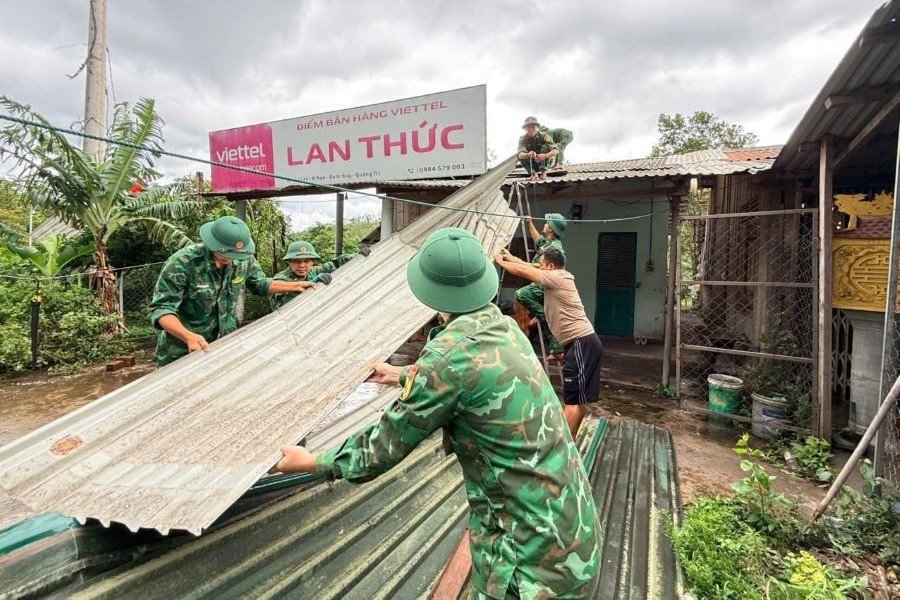 Lực lượng Biên phòng đã kịp thời hỗ trợ người dân sửa chữa các công trình bị hư hại Lực lượng Biên phòng đã kịp thời hỗ trợ người dân sửa chữa các công trình bị hư hại
