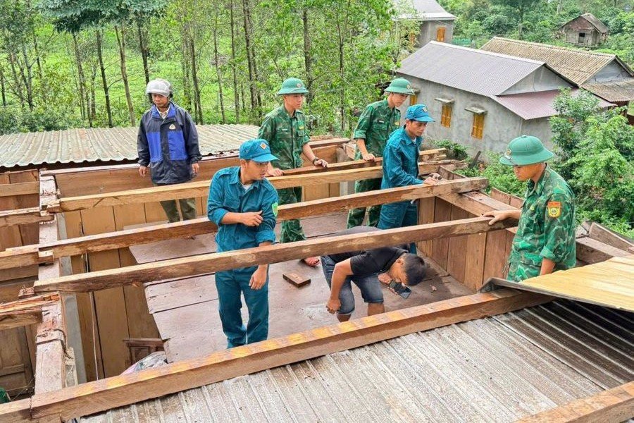 Dông lốc khiến nhiều nhà dân ở xã biên giới La Lay bị tốc mái Dông lốc khiến nhiều nhà dân ở xã biên giới La Lay bị tốc mái