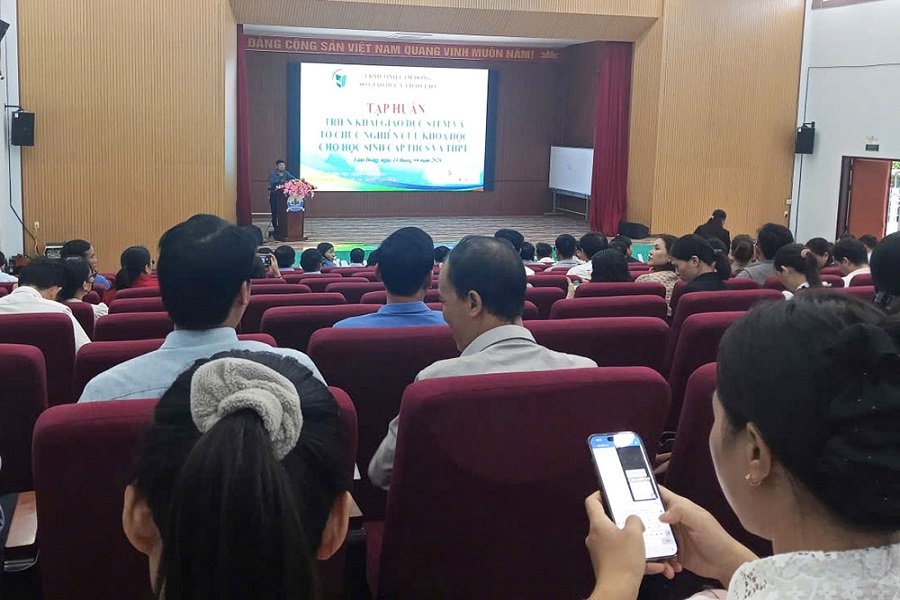 Tập huấn n&acirc;ng cao năng lực thực hiện gi&aacute;o dục STEM v&agrave; tổ chức nghi&ecirc;n cứu khoa học cho học sinh cấp THCS, THPT tại Trường THPT Chuy&ecirc;n Nguyễn Ch&iacute; Thanh.