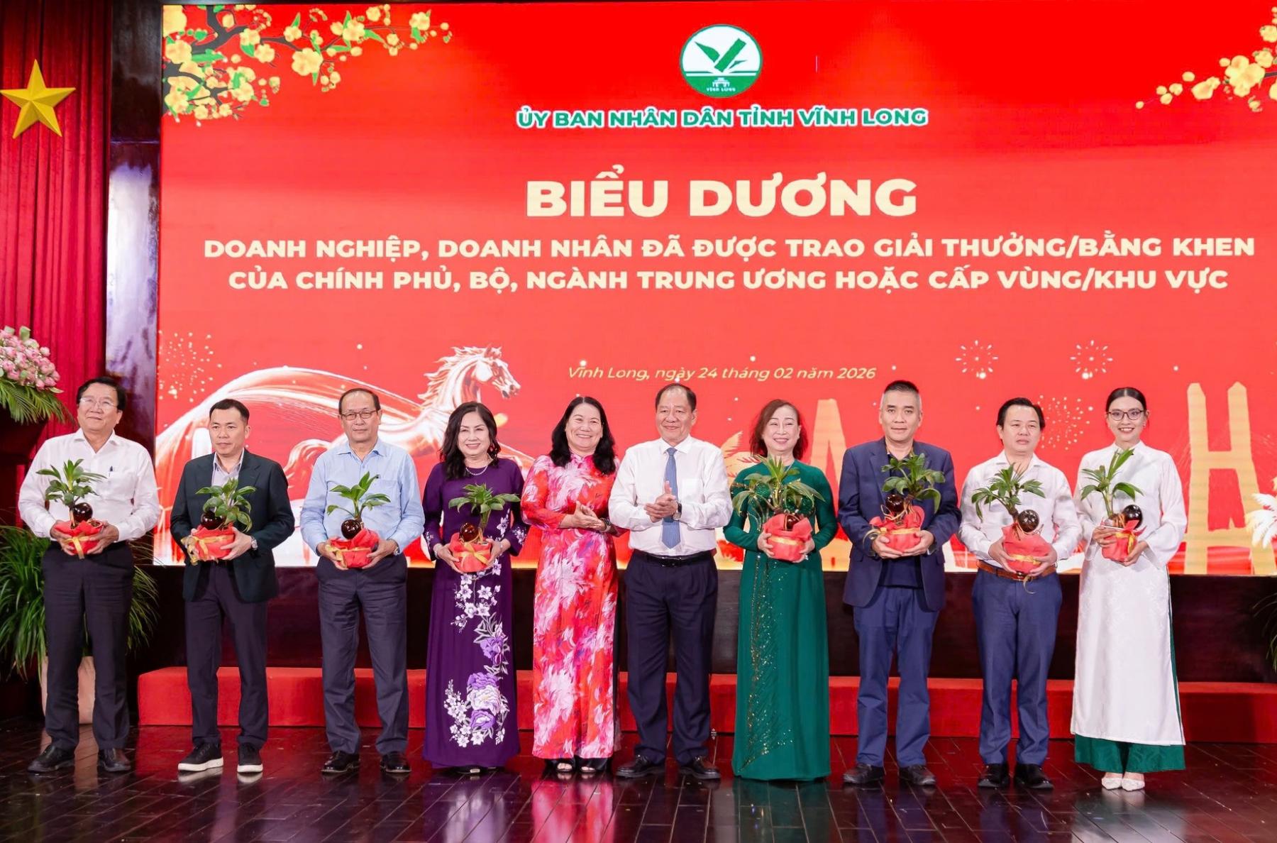 Ông Huỳnh Khắc Nhu - Tổng Giám đốc Công ty Cổ phần Trà Bắc (bên trái) được vinh danh Ông Huỳnh Khắc Nhu - Tổng Giám đốc Công ty Cổ phần Trà Bắc (bên trái) được vinh danh