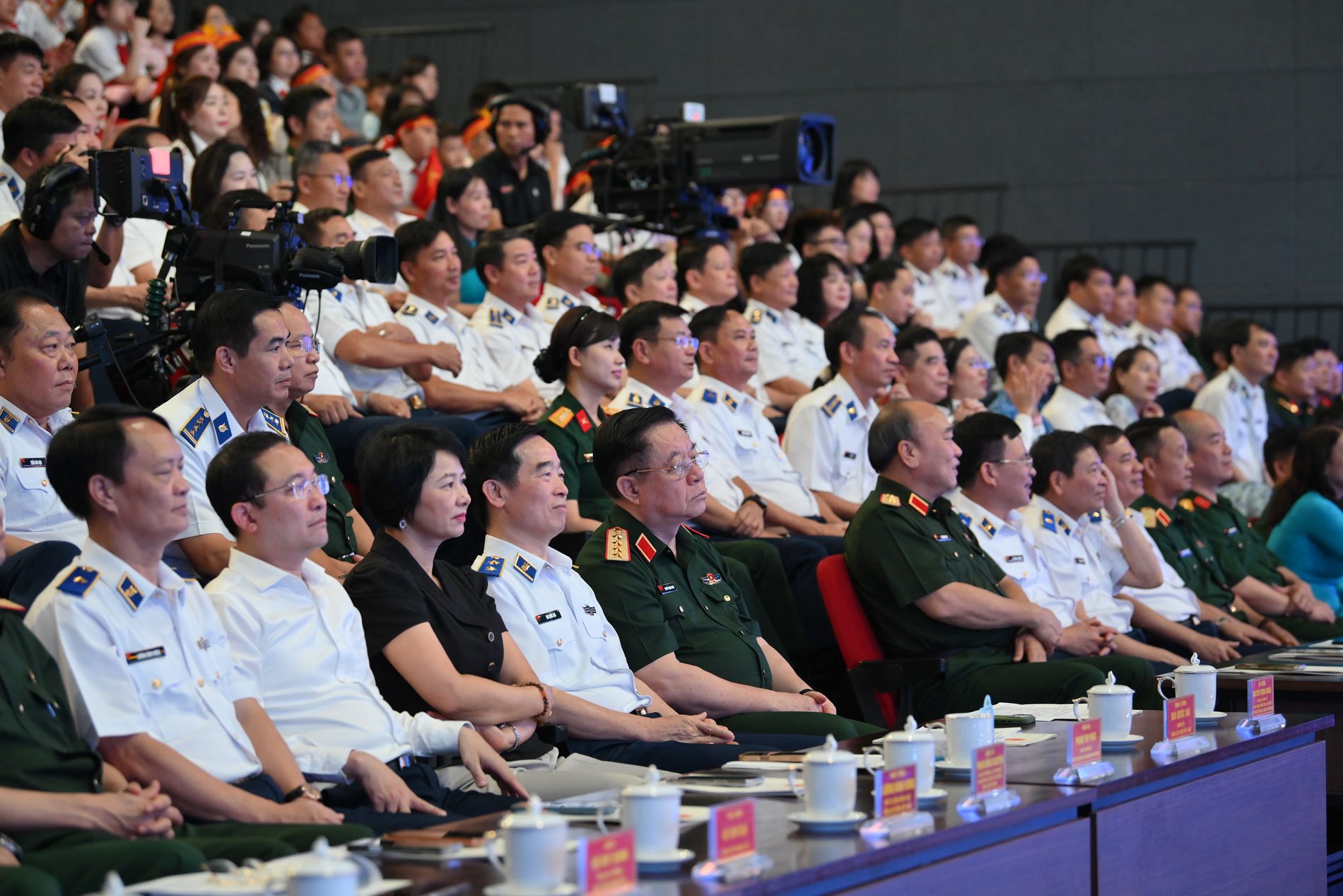 Các đại biểu tham dự và theo dõi các đội thi. Các đại biểu tham dự và theo dõi các đội thi.