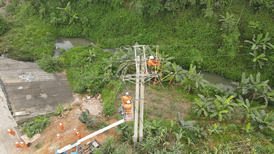 Nh&acirc;n vi&ecirc;n Điện lực kiểm tra, xử l&yacute; c&aacute;c hạng mục tr&ecirc;n lưới điện, g&oacute;p phần bảo đảm vận h&agrave;nh an to&agrave;n, hạn chế nguy cơ sự cố