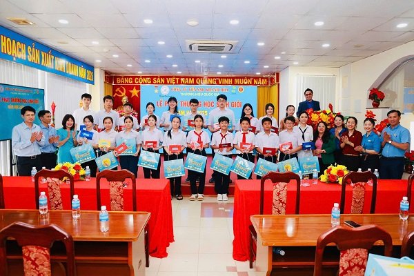 Trao thưởng cho c&aacute;c em học sinh giỏi 9 năm liền