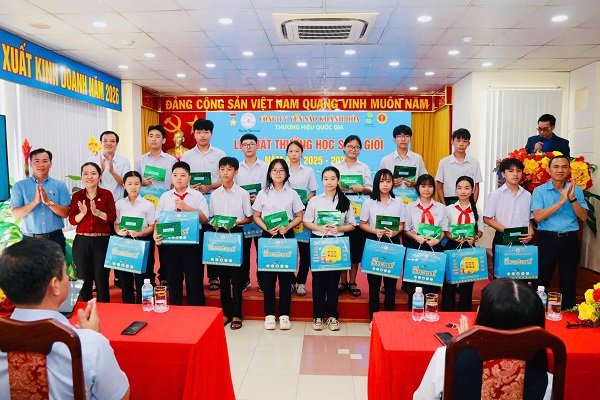 Trao giải cho c&aacute;c em học sinh giỏi 8 năm liền