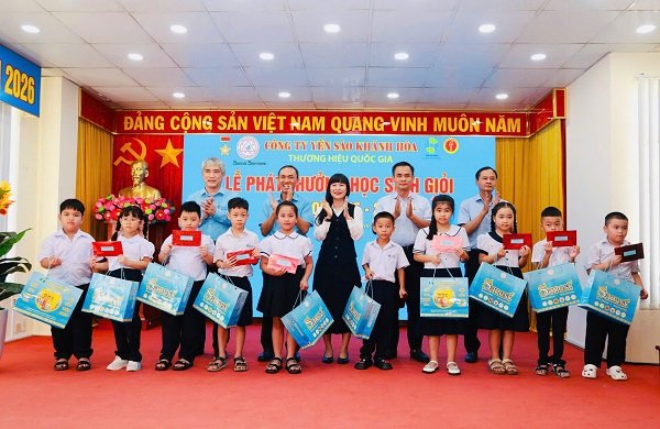 Trao thưởng cho c&aacute;c em học sinh giỏi cấp 1