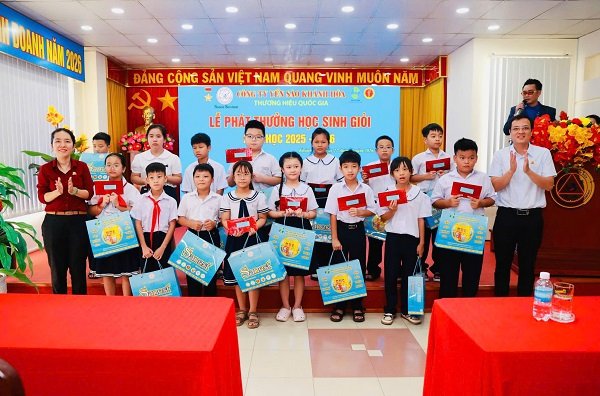 Trao thưởng cho học sinh giỏi lớp 3
