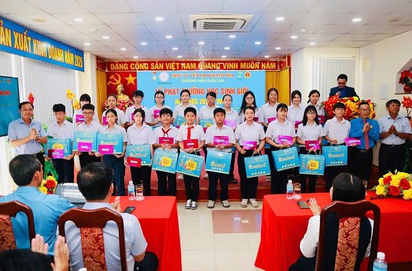 Trao thưởng cho học sinh giỏi lớp 7