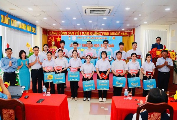Trao thưởng cho học sinh giỏi lớp 5