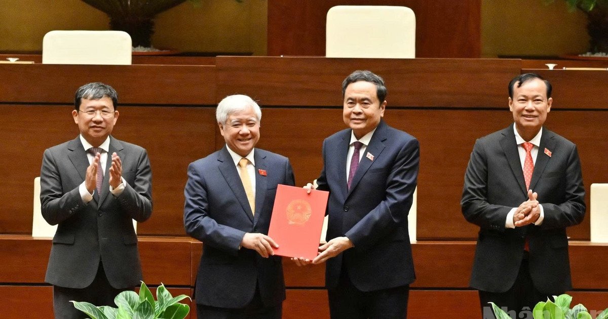 Chủ tịch Quốc hội Trần Thanh Mẫn trao Nghị quyết của Ủy ban Thường vụ Quốc hội về việc thành lập Tổ chức Nghị sĩ hữu nghị Việt Nam Quốc hội khóa XVI cho Đoàn Chủ tịch Tổ chức Nghị sĩ hữu nghị Việt Nam của Quốc hội Khóa XVI. Chủ tịch Quốc hội Trần Thanh Mẫn trao Nghị quyết của Ủy ban Thường vụ Quốc hội về việc thành lập Tổ chức Nghị sĩ hữu nghị Việt Nam Quốc hội khóa XVI cho Đoàn Chủ tịch Tổ chức Nghị sĩ hữu nghị Việt Nam của Quốc hội Khóa XVI.