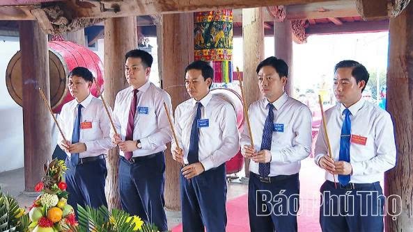 Lãnh đạo xã Đào Xá dâng hương tại Đền Đào Xá. Lãnh đạo xã Đào Xá dâng hương tại Đền Đào Xá.