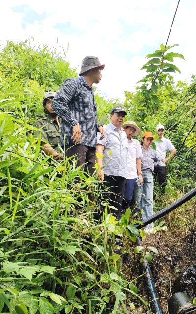Chủ tịch UBND phường Hải Vân Nguyễn Thúc Dũng ( áo caro, ở giữa) kiểm tra các ống nước bị nứt gãy. Chủ tịch UBND phường Hải Vân Nguyễn Thúc Dũng ( áo caro, ở giữa) kiểm tra các ống nước bị nứt gãy.