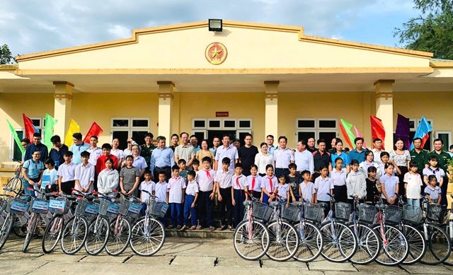 Các đại biểu trao xe đạp cho các cháu. Các đại biểu trao xe đạp cho các cháu.
