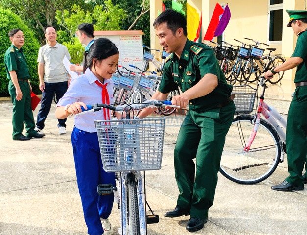 Các cháu được nhận xe. Các cháu được nhận xe.