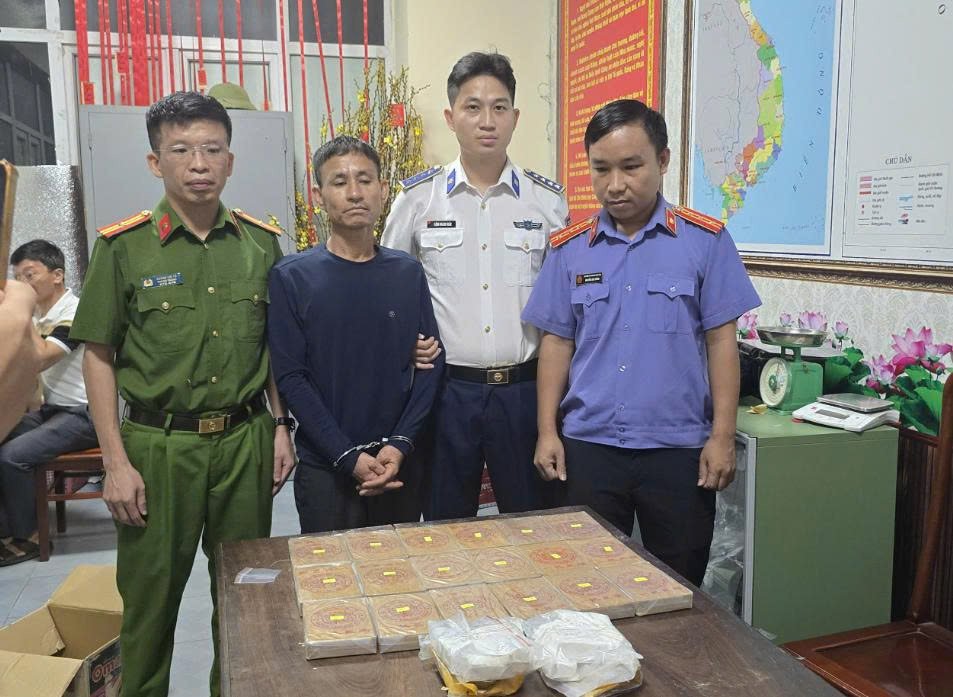 Cảnh s&aacute;t biển Việt Nam ph&aacute;t hiện, bắt giữ 04 đối tượng mua b&aacute;n 20 b&aacute;nh heroin v&agrave; 2.000 vi&ecirc;n ma t&uacute;y tổng hợp