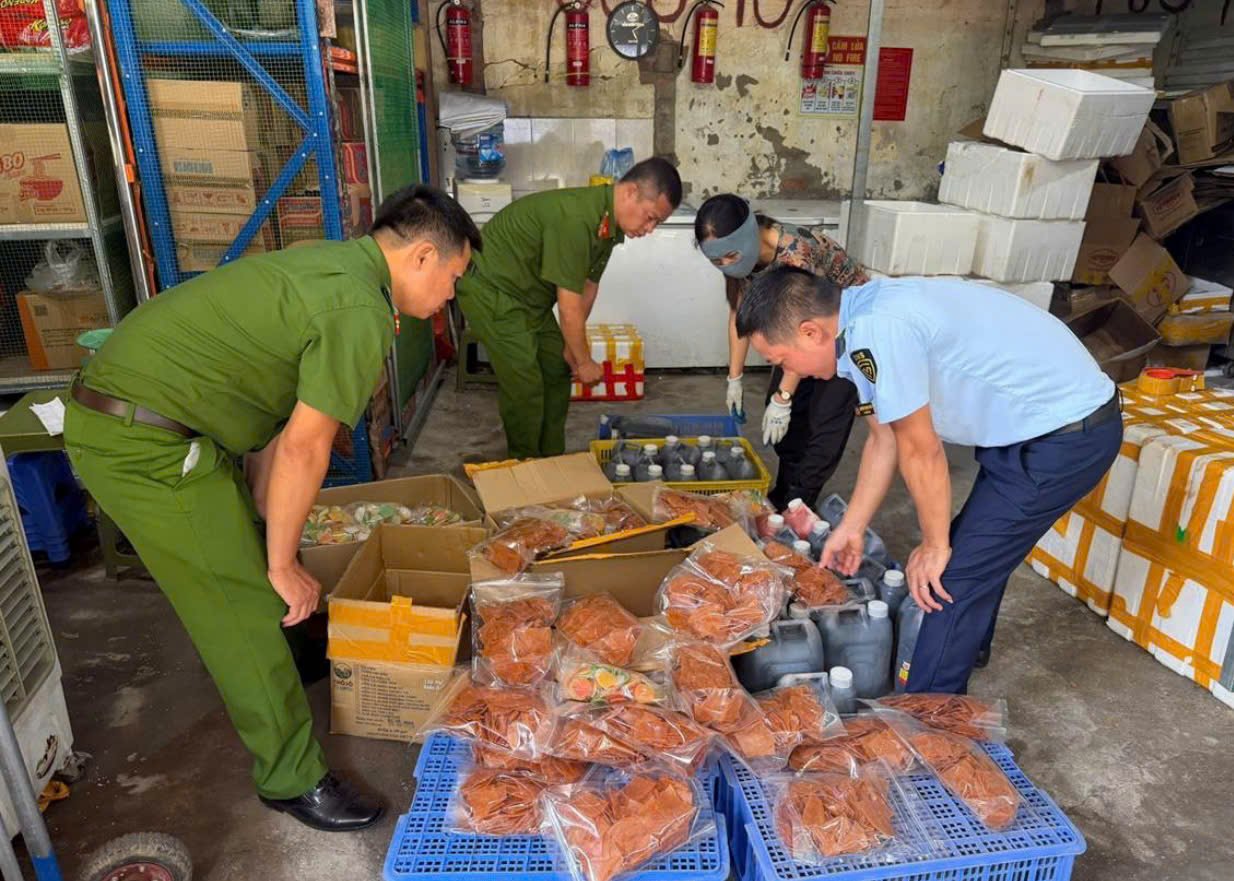 Lực lượng QLTT Hà Nội phối hợp với Công an kiểm tra, xử lý cơ sở kinh doanh hàng hóa không rõ nguồn gốc tại phường Tây Mỗ. (Ảnh: QLTT Hà Nội) Lực lượng QLTT Hà Nội phối hợp với Công an kiểm tra, xử lý cơ sở kinh doanh hàng hóa không rõ nguồn gốc tại phường Tây Mỗ. (Ảnh: QLTT Hà Nội)