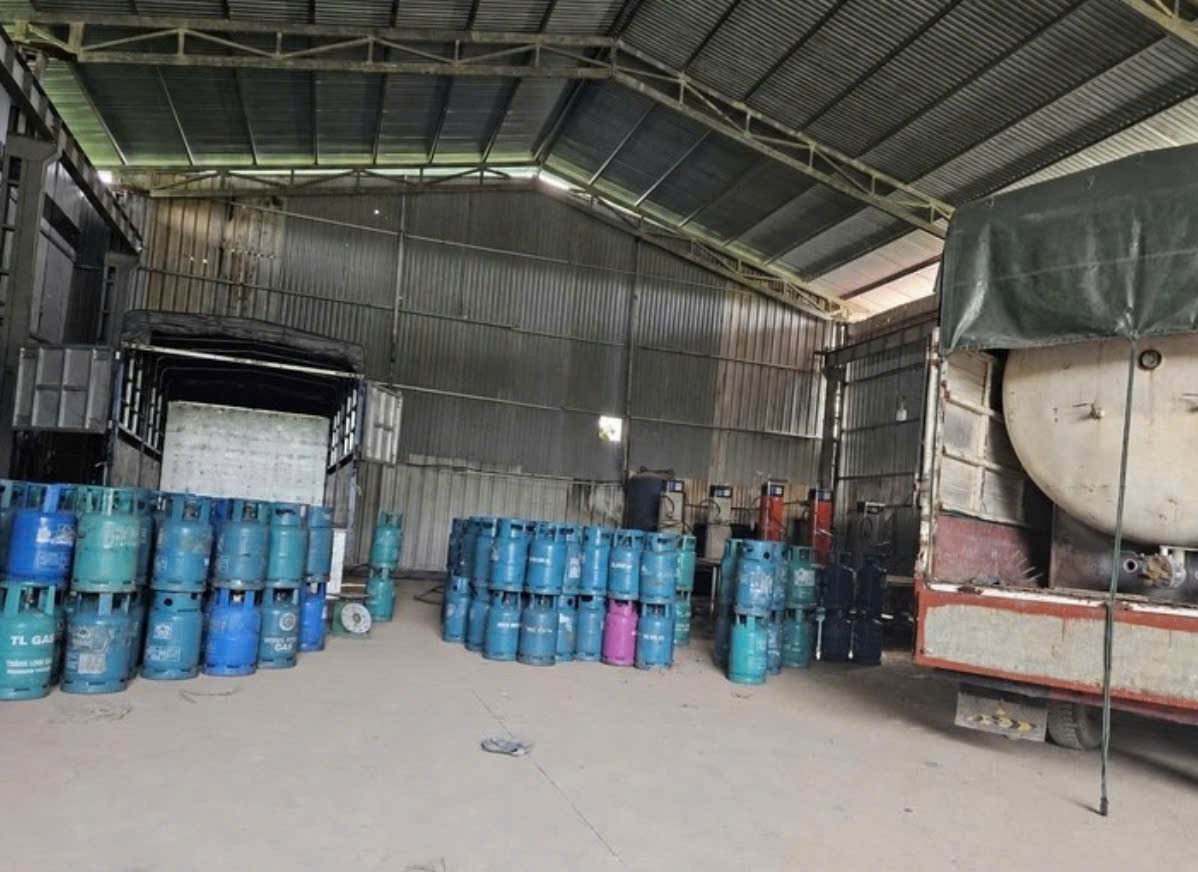 Lực lượng chức năng kiểm tra phát hiện nhiều bình LPG có dấu hiệu là hàng giả. (Ảnh: QLTT) Lực lượng chức năng kiểm tra phát hiện nhiều bình LPG có dấu hiệu là hàng giả. (Ảnh: QLTT)