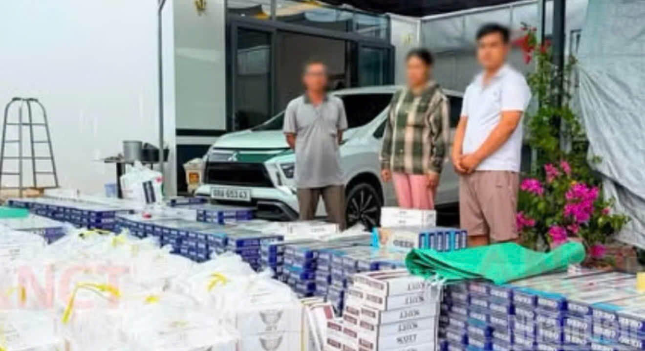 Đối tượng cùng số lượng lớn thuốc lá điếu nhập lậu bị lực lượng Công an phát hiện, thu giữ. (Ảnh: Văn Út) Đối tượng cùng số lượng lớn thuốc lá điếu nhập lậu bị lực lượng Công an phát hiện, thu giữ. (Ảnh: Văn Út)
