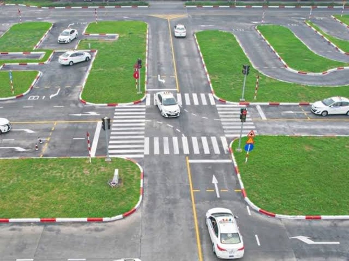 Chuyển l&agrave;n v&agrave; vượt xe trong phần s&aacute;t hạch thực h&agrave;nh l&aacute;i xe tr&ecirc;n đường đối với c&aacute;c hạng bằng B, C1, C, D1, D2 v&agrave; D, ch&iacute;nh thức bắt đầu thực hiện từ ng&agrave;y 1/3/2027