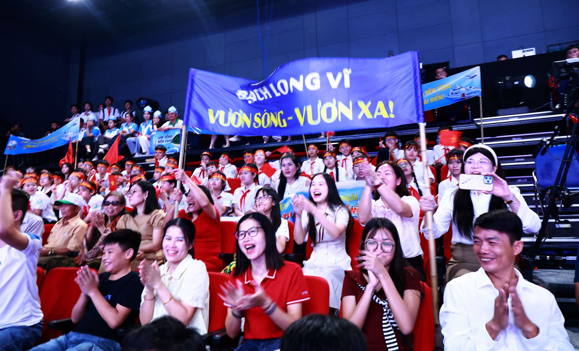 Sự cổ vũ nồng nhiệt từ cổ động viên của các đội thi. Sự cổ vũ nồng nhiệt từ cổ động viên của các đội thi.