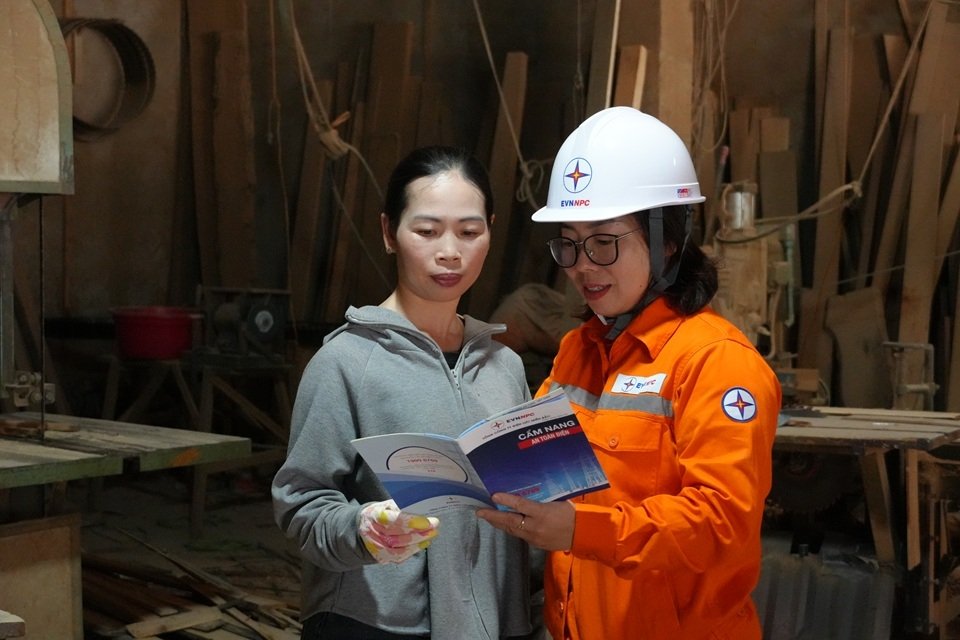 Nh&acirc;n vi&ecirc;n Điện lực hướng dẫn người d&acirc;n c&aacute;c biện ph&aacute;p sử dụng điện an to&agrave;n, g&oacute;p phần n&acirc;ng cao &yacute; thức ph&ograve;ng ngừa nguy cơ mất an to&agrave;n trong hộ gia đ&igrave;nh