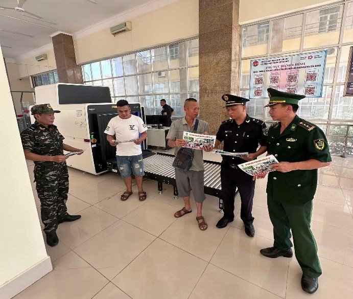 Công chức Chi cục Hải quan khu vực VIII tuyên truyền, phổ biến pháp luật tới cư dân khu vực biên giới. Ảnh: kv08.customs.gov.vn Công chức Chi cục Hải quan khu vực VIII tuyên truyền, phổ biến pháp luật tới cư dân khu vực biên giới. Ảnh: kv08.customs.gov.vn