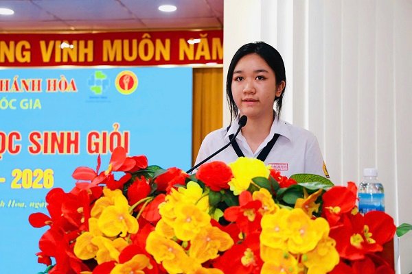 Đại diện c&aacute;c em học sinh giỏi ph&aacute;t biểu