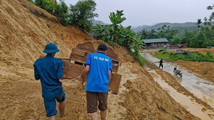 Lực lượng chức năng tổ chức di dời tài sản của người dân đến nơi an toàn. Ảnh: UBND xã Tân Thành. Lực lượng chức năng tổ chức di dời tài sản của người dân đến nơi an toàn. Ảnh: UBND xã Tân Thành.