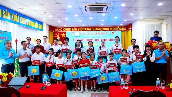 Trao thưởng cho c&aacute;c em học sinh giỏi cấp Quốc gia, cấp tỉnh