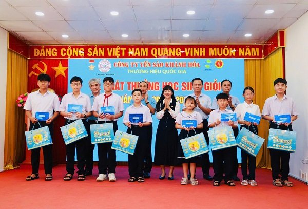 Trao thưởng cho c&aacute;c em học sinh thuộc GIA Đ&Igrave;NH CH&Iacute;NH S&Aacute;CH
