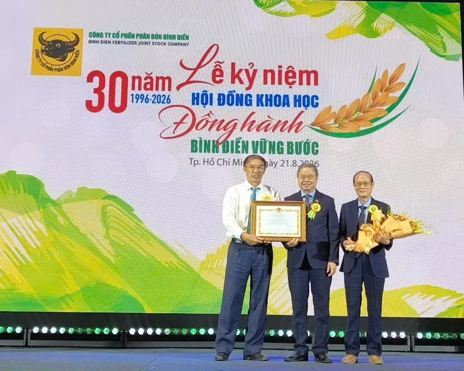 TS. Phùng Hà, Chủ tịch Hiệp hội Phân bón Việt Nam, trao Bằng khen ghi nhận những đóng góp của Hội đồng Khoa học Kỹ thuật Bình Điền đối với sự phát triển của ngành phân bón Việt Nam. TS. Phùng Hà, Chủ tịch Hiệp hội Phân bón Việt Nam, trao Bằng khen ghi nhận những đóng góp của Hội đồng Khoa học Kỹ thuật Bình Điền đối với sự phát triển của ngành phân bón Việt Nam.