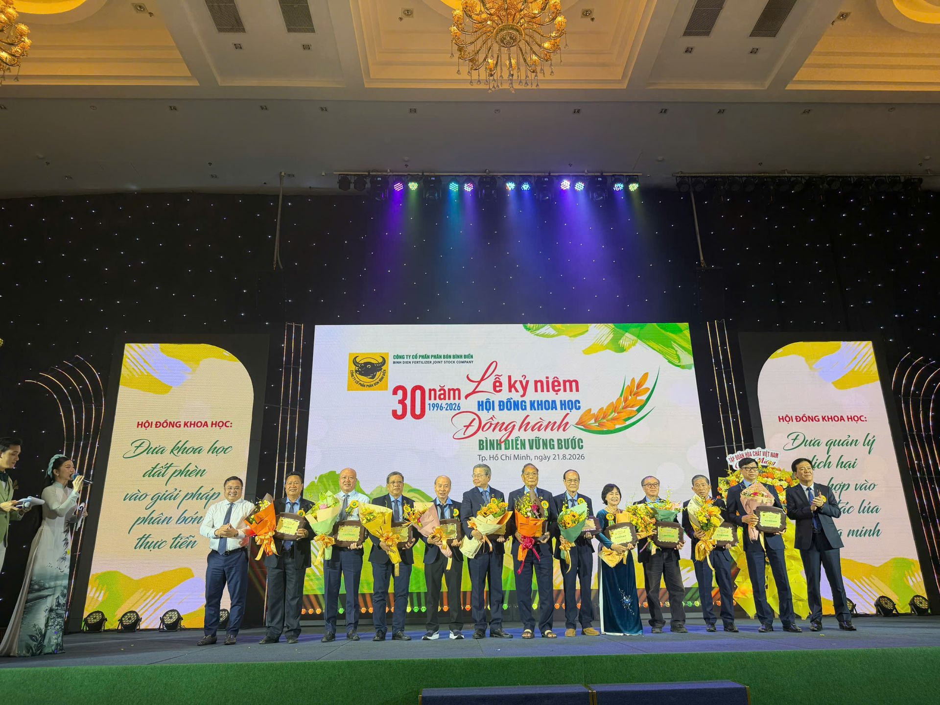 Các đại biểu, nhà khoa học và lãnh đạo Công ty Cổ phần Phân bón Bình Điền tham dự Lễ kỷ niệm 30 năm thành lập Hội đồng Khoa học Kỹ thuật. Các đại biểu, nhà khoa học và lãnh đạo Công ty Cổ phần Phân bón Bình Điền tham dự Lễ kỷ niệm 30 năm thành lập Hội đồng Khoa học Kỹ thuật.