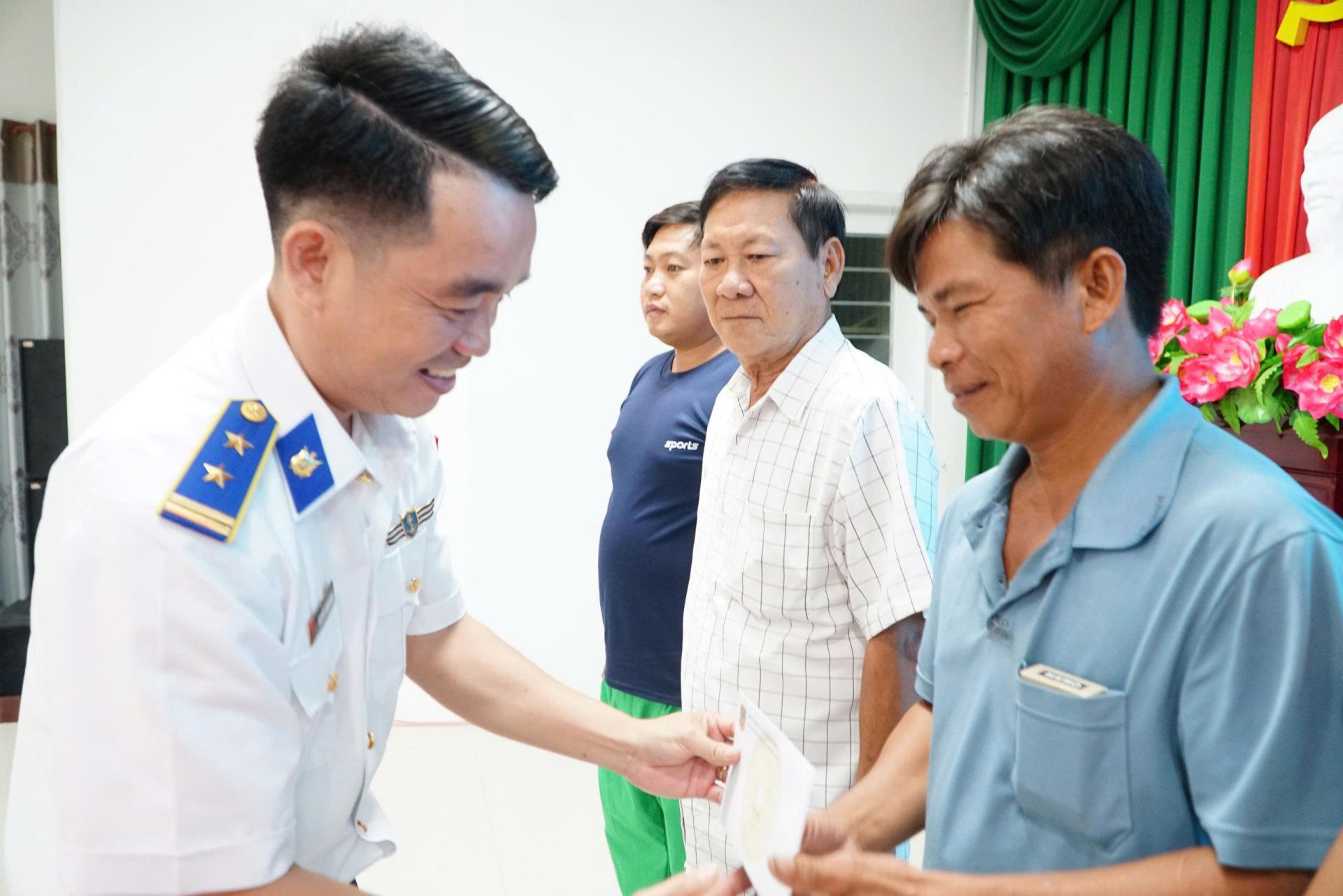 Đại diện Bộ Tư lệnh Vùng Cảnh sát biển 4 tặng quà cho gia đình ngư dân có hoàn cảnh khó khăn, gia đình chính sách xã đảo Tiên Hải, tỉnh An Giang. Đại diện Bộ Tư lệnh Vùng Cảnh sát biển 4 tặng quà cho gia đình ngư dân có hoàn cảnh khó khăn, gia đình chính sách xã đảo Tiên Hải, tỉnh An Giang.