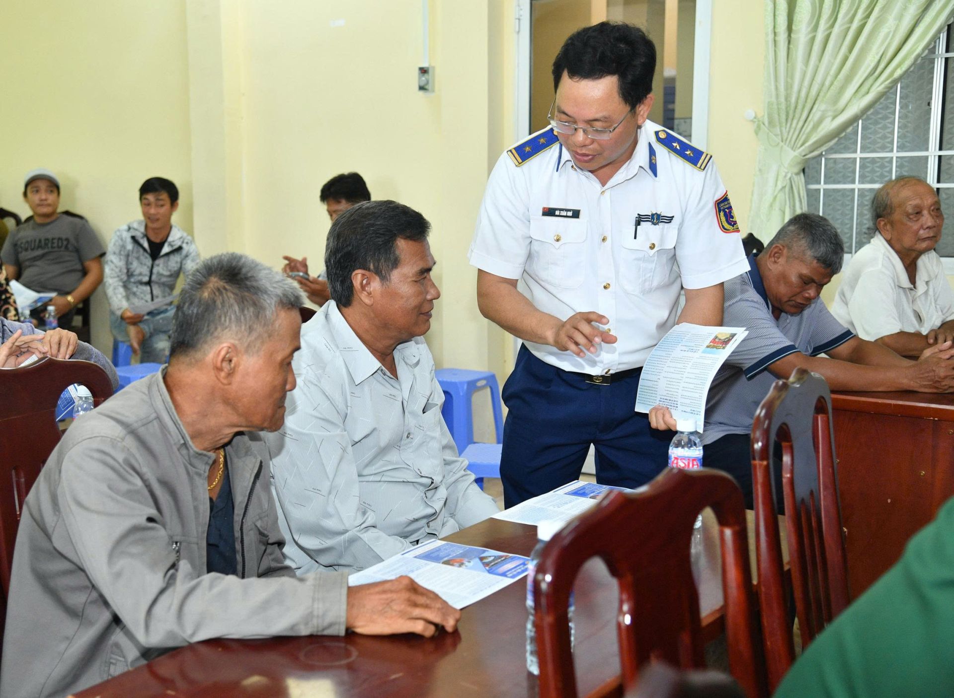 Cán bộ Bộ Tư lệnh Vùng Cảnh sát biển 4 phát tờ rơi tuyên truyền cho bà con ngư dân. Cán bộ Bộ Tư lệnh Vùng Cảnh sát biển 4 phát tờ rơi tuyên truyền cho bà con ngư dân.
