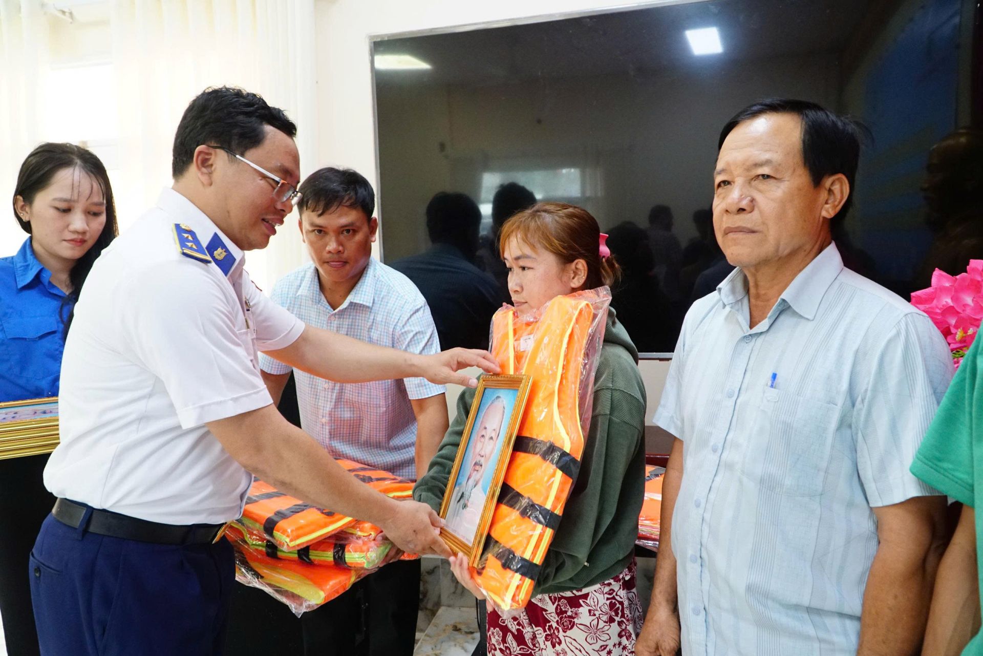 Đại diện Bộ Tư lệnh Vùng Cảnh sát biển 4 tặng cờ Tổ quốc, ảnh Bác Hồ và áo phao cho ngư dân xã Hòa Điền, tỉnh An Giang. Đại diện Bộ Tư lệnh Vùng Cảnh sát biển 4 tặng cờ Tổ quốc, ảnh Bác Hồ và áo phao cho ngư dân xã Hòa Điền, tỉnh An Giang.