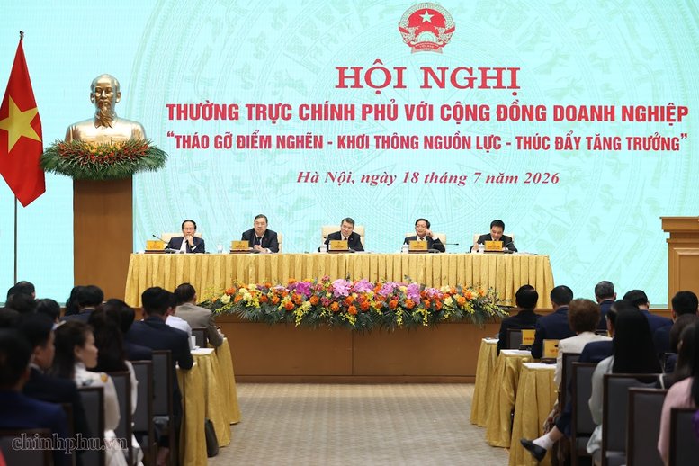 Thủ tướng cùng các Phó Thủ tướng lắng nghe ý kiến của các doanh nghiệp tại Hội nghị Thường trực Chính phủ với cộng đồng doanh nghiệp - Ảnh: VGP/Nhật Bắc Thủ tướng cùng các Phó Thủ tướng lắng nghe ý kiến của các doanh nghiệp tại Hội nghị Thường trực Chính phủ với cộng đồng doanh nghiệp - Ảnh: VGP/Nhật Bắc
