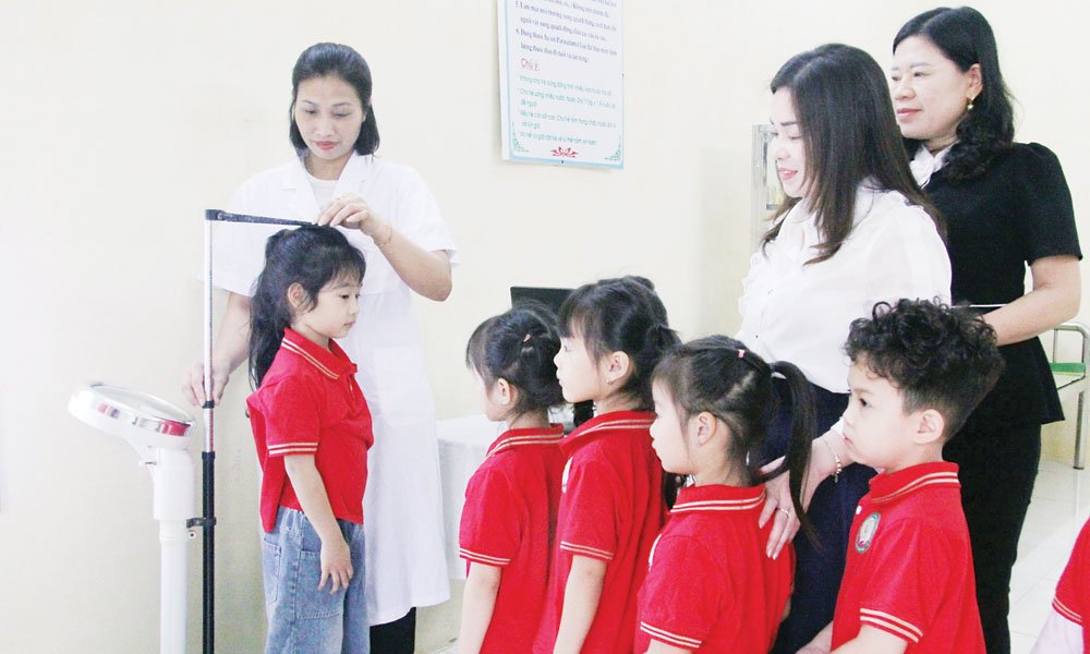 Cân, đo theo dõi phát triển của trẻ tại Trường Mầm non Vân Hà số 2. Cân, đo theo dõi phát triển của trẻ tại Trường Mầm non Vân Hà số 2.