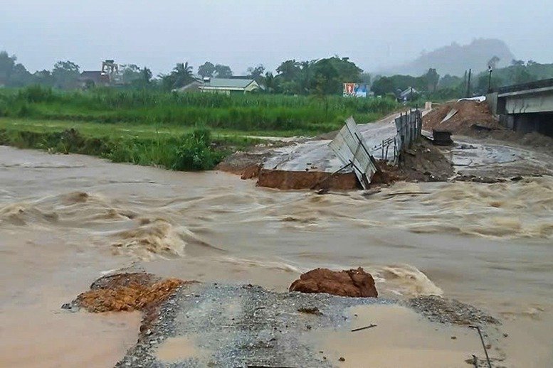 Đường tránh thi công cầu Khe Trằng, xã Thành Bình Thọ, tỉnh Nghệ An bị sạt lở do mưa lũ Đường tránh thi công cầu Khe Trằng, xã Thành Bình Thọ, tỉnh Nghệ An bị sạt lở do mưa lũ