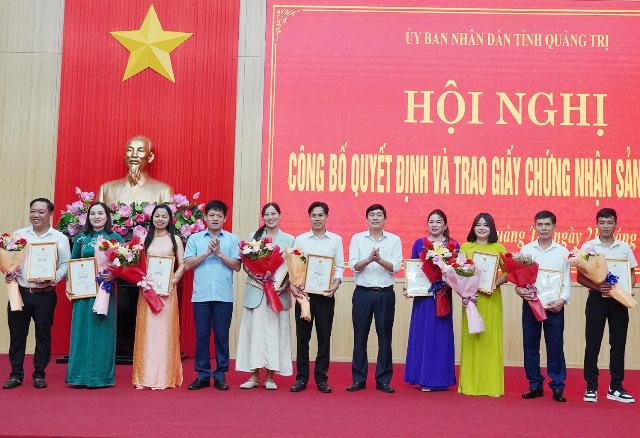 Trao giấy chứng nhận và tặng hoa chúc mừng các chủ thể có sản phẩm đạt OCOP 3 sao. Trao giấy chứng nhận và tặng hoa chúc mừng các chủ thể có sản phẩm đạt OCOP 3 sao.