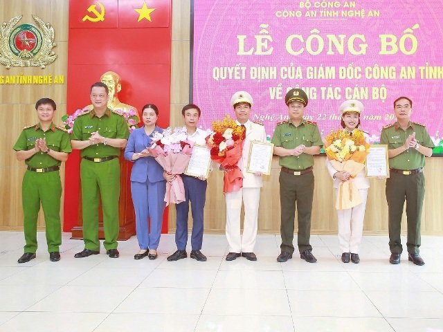 Các đồng chí trong Ban Thường vụ Đảng ủy, Lãnh đạo Công an tỉnh và đại diện Lãnh đạo Sở Giáo dục và Đào tạo tặng hoa chúc mừng Ban Giám hiệu Nhà trường. Các đồng chí trong Ban Thường vụ Đảng ủy, Lãnh đạo Công an tỉnh và đại diện Lãnh đạo Sở Giáo dục và Đào tạo tặng hoa chúc mừng Ban Giám hiệu Nhà trường.