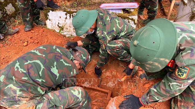 Các chiến sỹ đang tổ chức khai quật hài cốt liệt sỹ để đưa về Nghĩa trang Liệt sĩ Đà Lạt. Ảnh TTXVN phát Các chiến sỹ đang tổ chức khai quật hài cốt liệt sỹ để đưa về Nghĩa trang Liệt sĩ Đà Lạt. Ảnh TTXVN phát