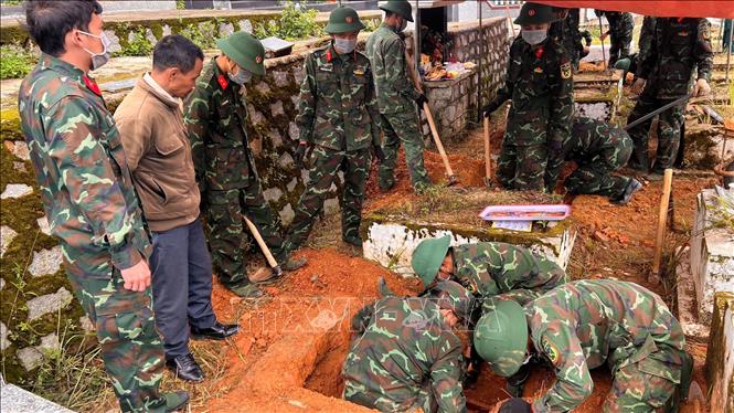 Các chiến sỹ đang tổ chức khai quật hài cốt liệt sỹ để đưa về Nghĩa trang Liệt sĩ Đà Lạt. Ảnh TTXVN phát Các chiến sỹ đang tổ chức khai quật hài cốt liệt sỹ để đưa về Nghĩa trang Liệt sĩ Đà Lạt. Ảnh TTXVN phát
