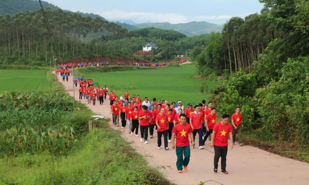 Người dân xã Tuấn Đạo hưởng ứng chương trình “Cùng Việt Nam tiến bước”. Người dân xã Tuấn Đạo hưởng ứng chương trình “Cùng Việt Nam tiến bước”.