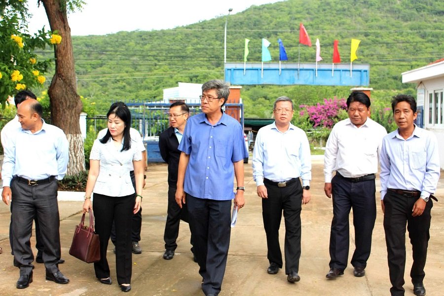 Phó Chủ tịch UBND tỉnh Nguyễn Minh (áo xanh) cùng đoàn công tác kiểm tra cơ sở vật chất tại Trường TH&THCS Hồng Phong sáng ngày 21/8. (Ảnh: Thanh Thuỷ) Phó Chủ tịch UBND tỉnh Nguyễn Minh (áo xanh) cùng đoàn công tác kiểm tra cơ sở vật chất tại Trường TH&THCS Hồng Phong sáng ngày 21/8. (Ảnh: Thanh Thuỷ)