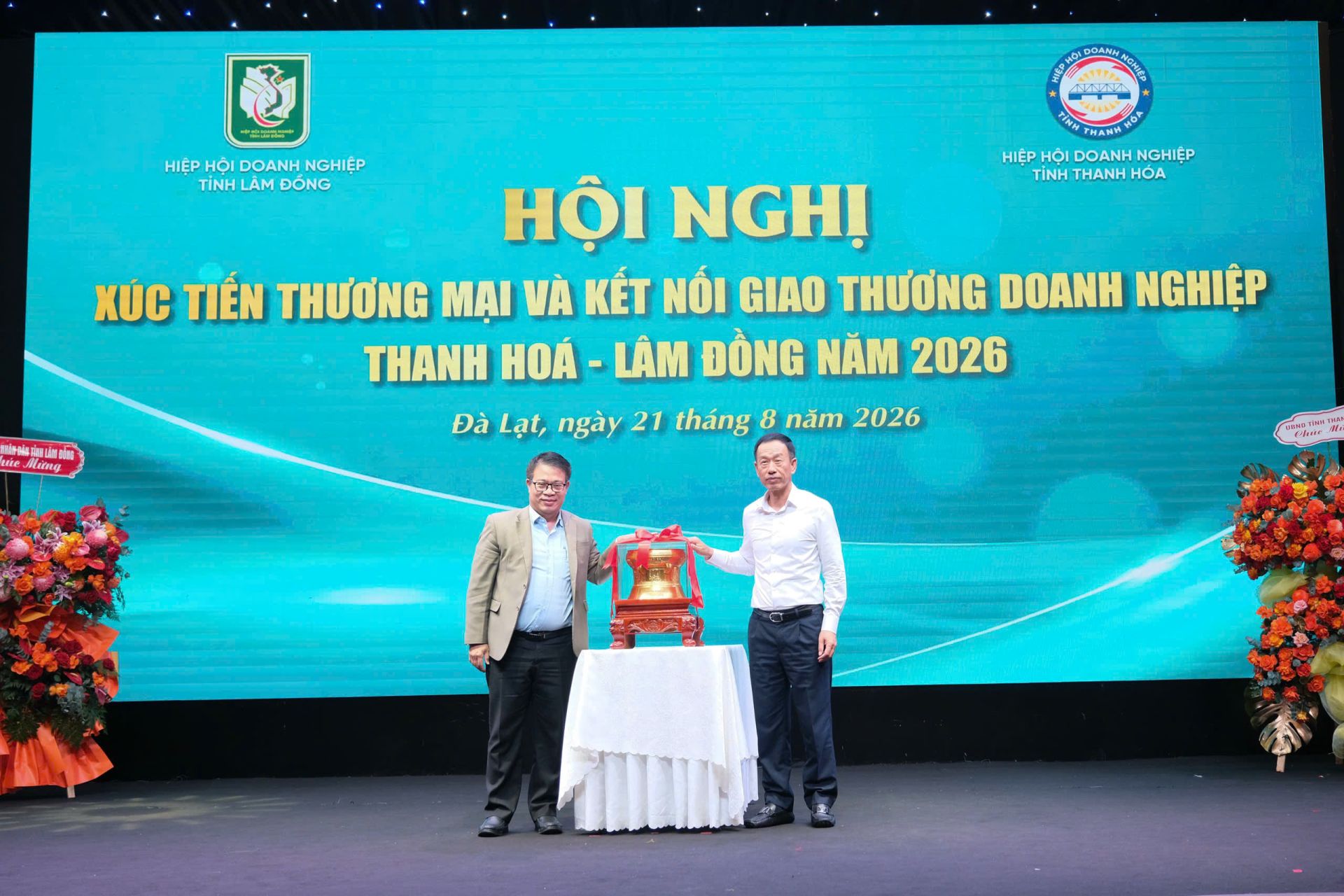 Đồng ch&iacute; L&ecirc; Quang H&ugrave;ng, UVBTV, Ph&oacute; Chủ tịch UBND tỉnh Thanh H&oacute;a trao tặng qu&agrave; lưu niệm đến đồng ch&iacute; Nguyễn Ngọc Ph&uacute;c, TUV, Ph&oacute; Chủ tịch UBND tỉnh L&acirc;m Đồng.