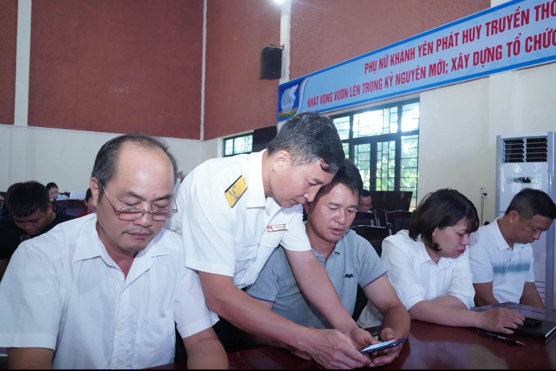 Cán bộ Thuế hỗ trợ trực tiếp người nộp thuế Cán bộ Thuế hỗ trợ trực tiếp người nộp thuế