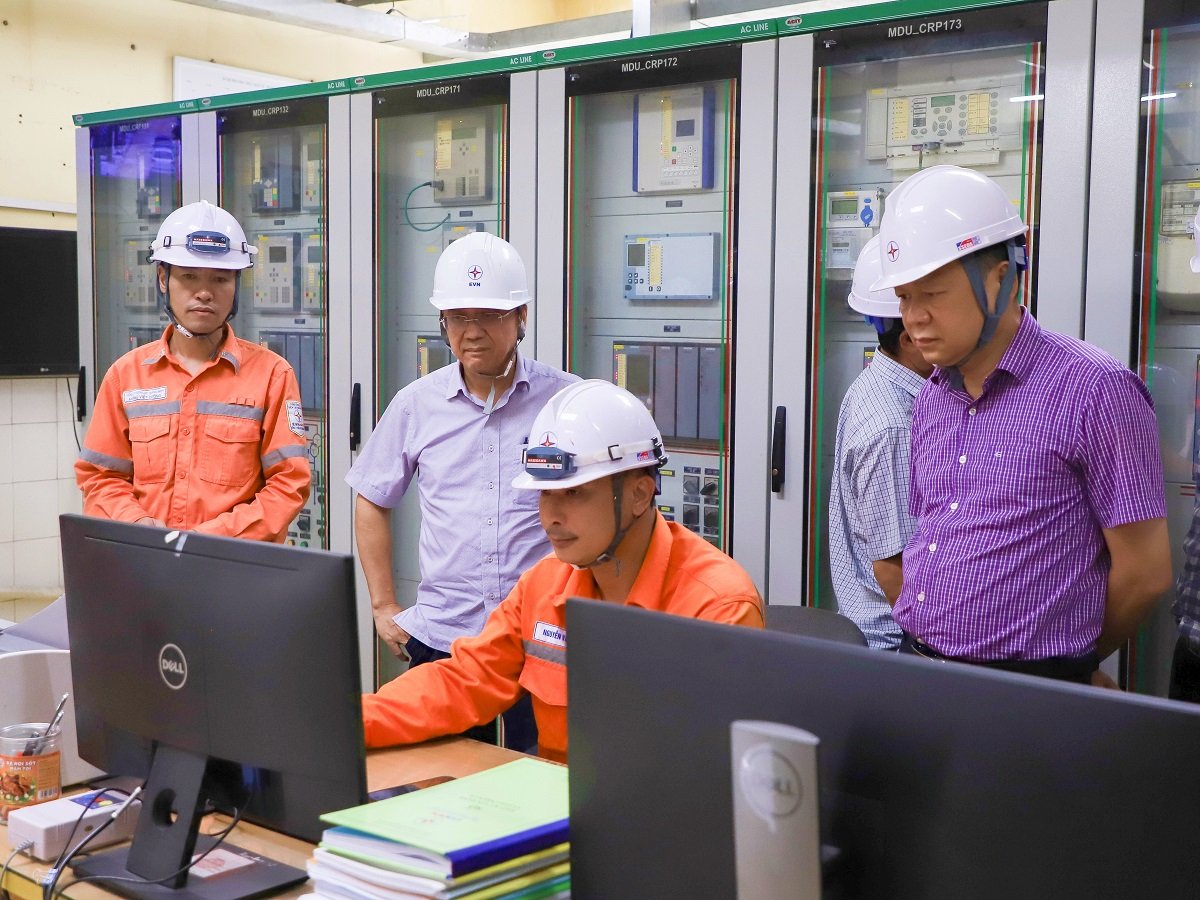 Đoàn công tác kiểm tra công tác nhập số liệu nhật ký vận hành tại TBA 110 kV Mông Dương Đoàn công tác kiểm tra công tác nhập số liệu nhật ký vận hành tại TBA 110 kV Mông Dương