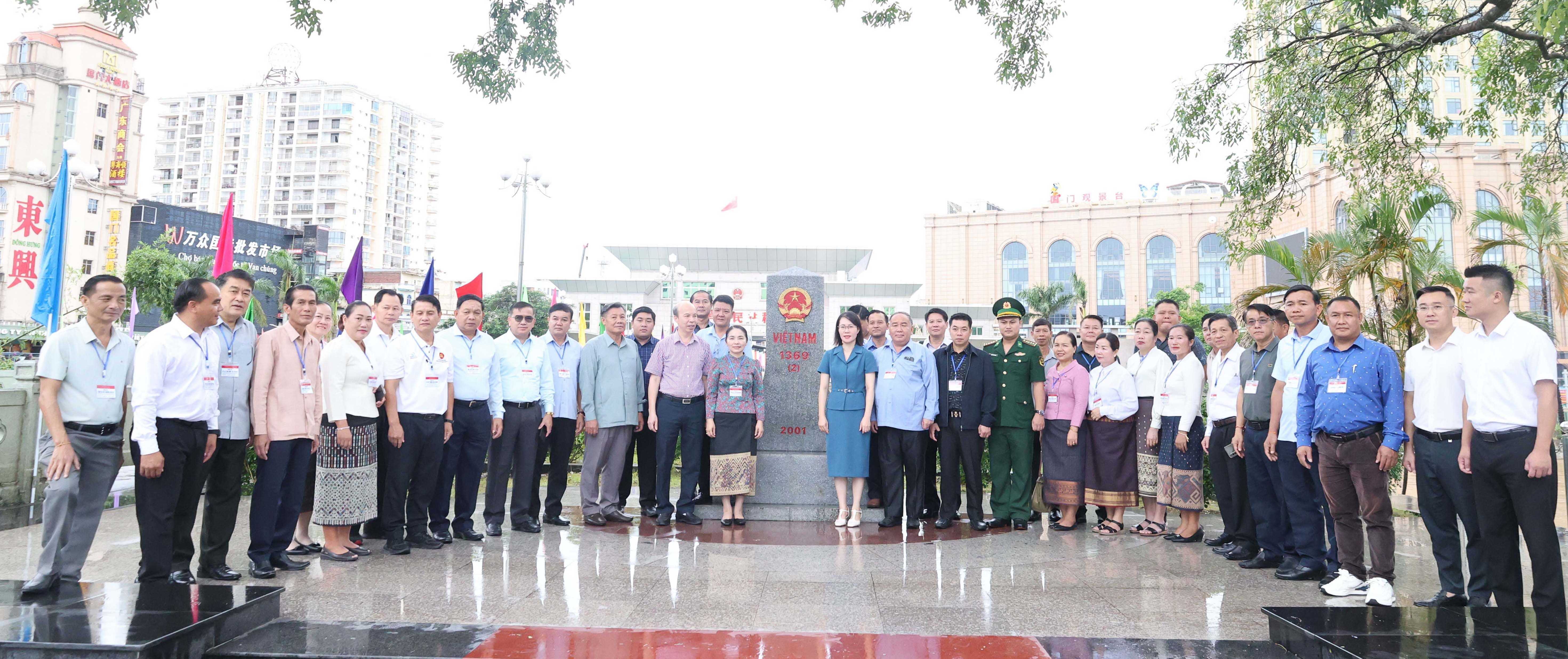 Đoàn tham quan một số điểm trên địa bàn phường Móng Cái 1 Đoàn tham quan một số điểm trên địa bàn phường Móng Cái 1