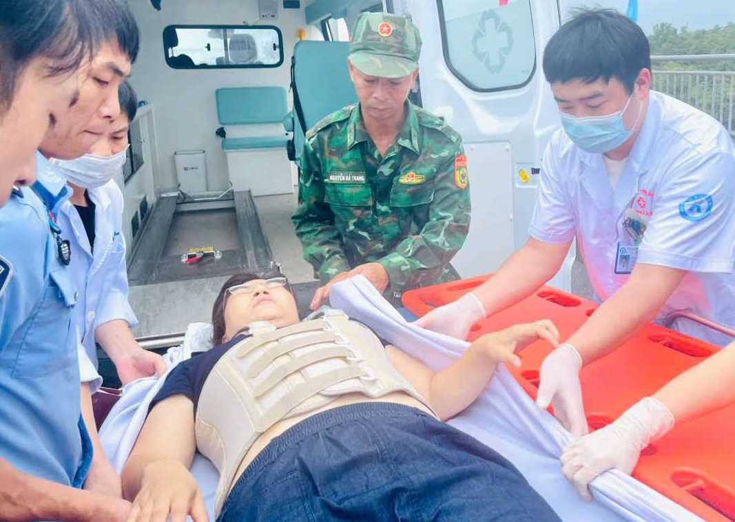 Đồn Biên phòng cửa khẩu Quốc tế Móng Cái mở luồng xanh cho xe cứu thương cấp cứu bệnh nhân vì mục đích nhân đạo Đồn Biên phòng cửa khẩu Quốc tế Móng Cái mở luồng xanh cho xe cứu thương cấp cứu bệnh nhân vì mục đích nhân đạo