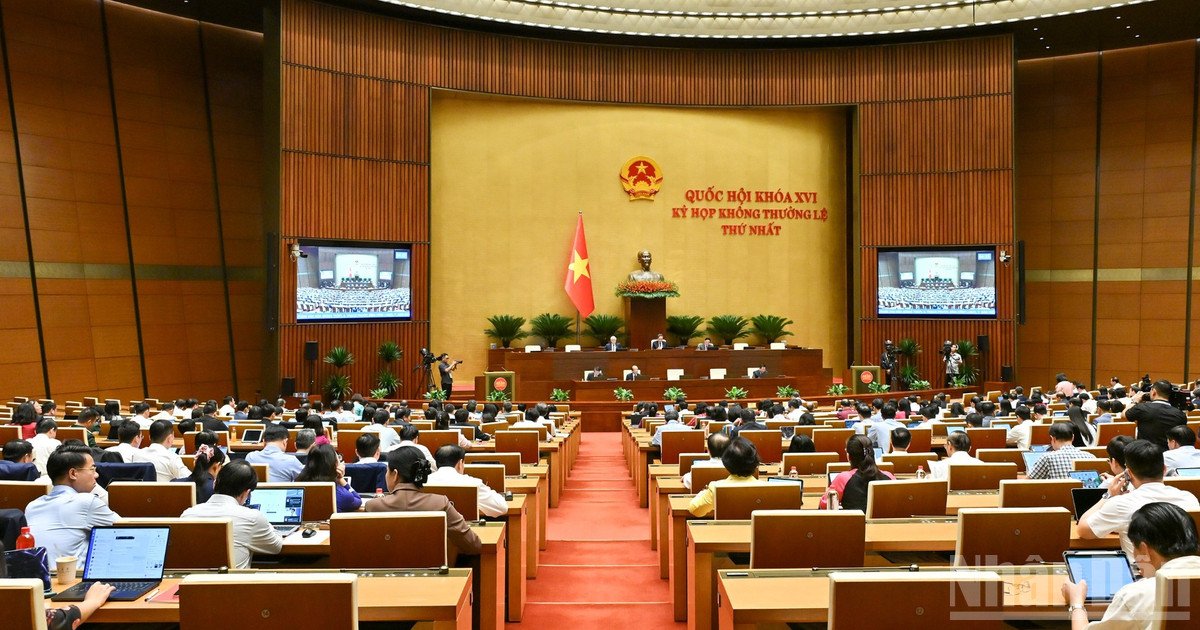 Quốc hội họp phiên toàn thể ở hội trường ngày 21/8. (Ảnh: THỦY NGUYÊN) Quốc hội họp phiên toàn thể ở hội trường ngày 21/8. (Ảnh: THỦY NGUYÊN)